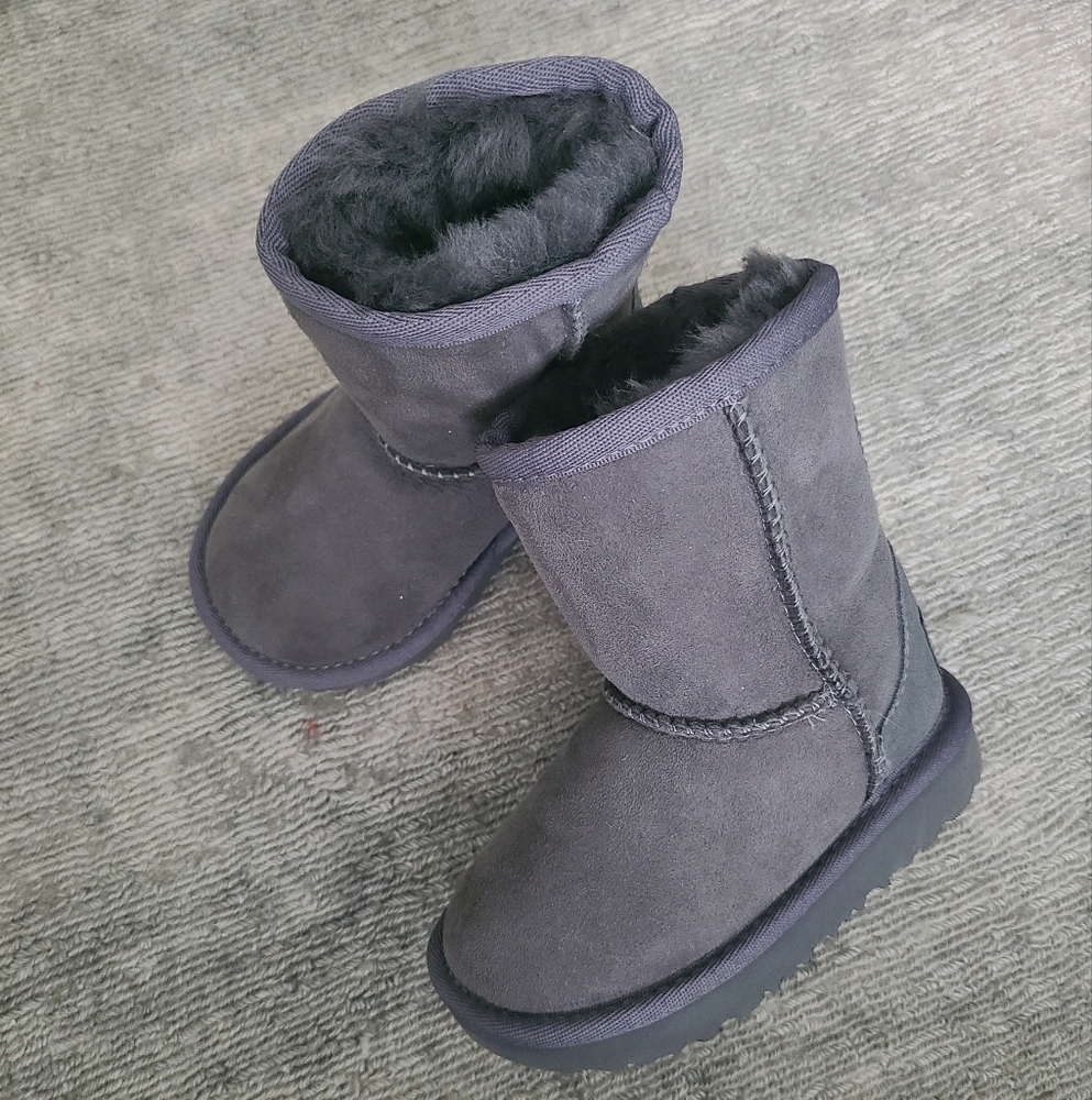 New UGG Classic Bòots Size 6